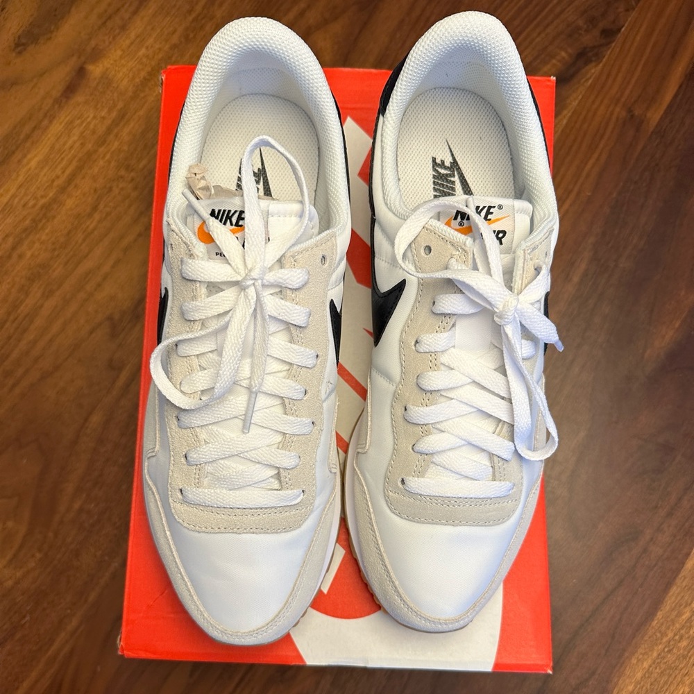 NWT | Nike Mens Air Pegasus 83 in White/Black - Size 10